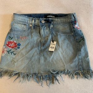 Express floral embroidery denim frayed mini skirt